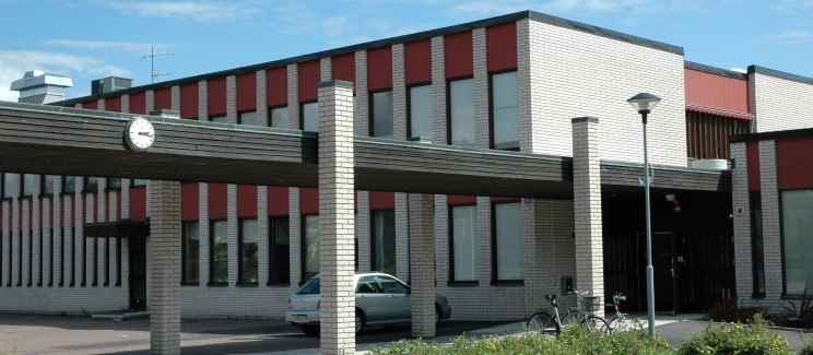 Byggnad med röd, grå och svart fasad
