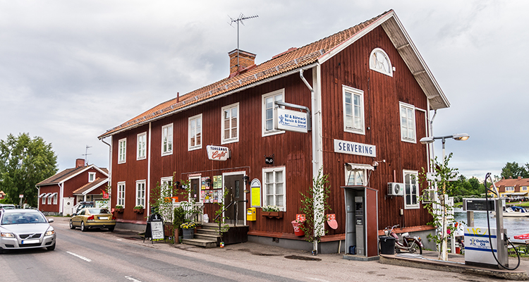 Torsångs café, falurött hus med gammeldags skyltar.