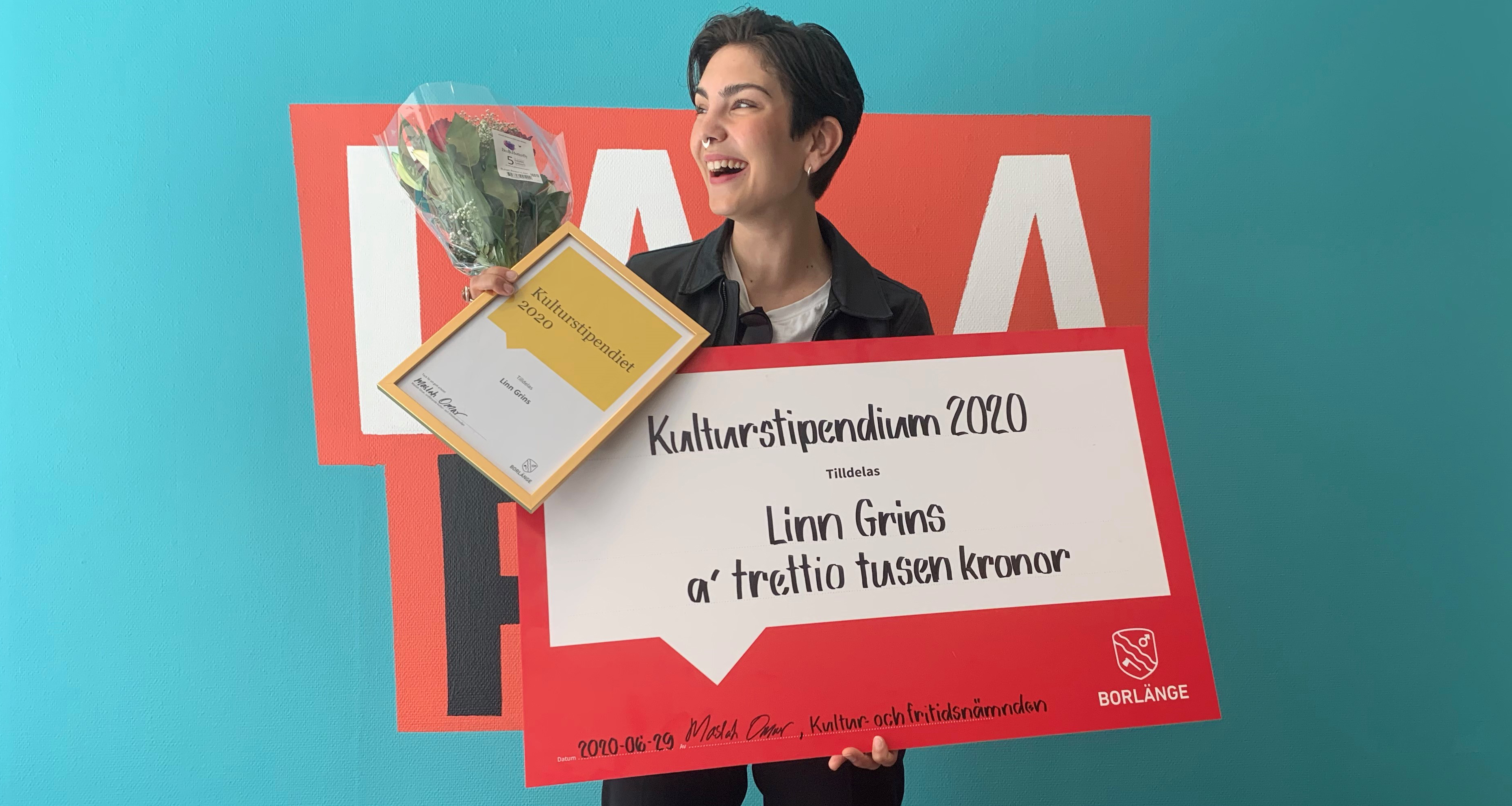 Glad Linn Grins håller i blommor, diplom och check på 30 000 kronor 
