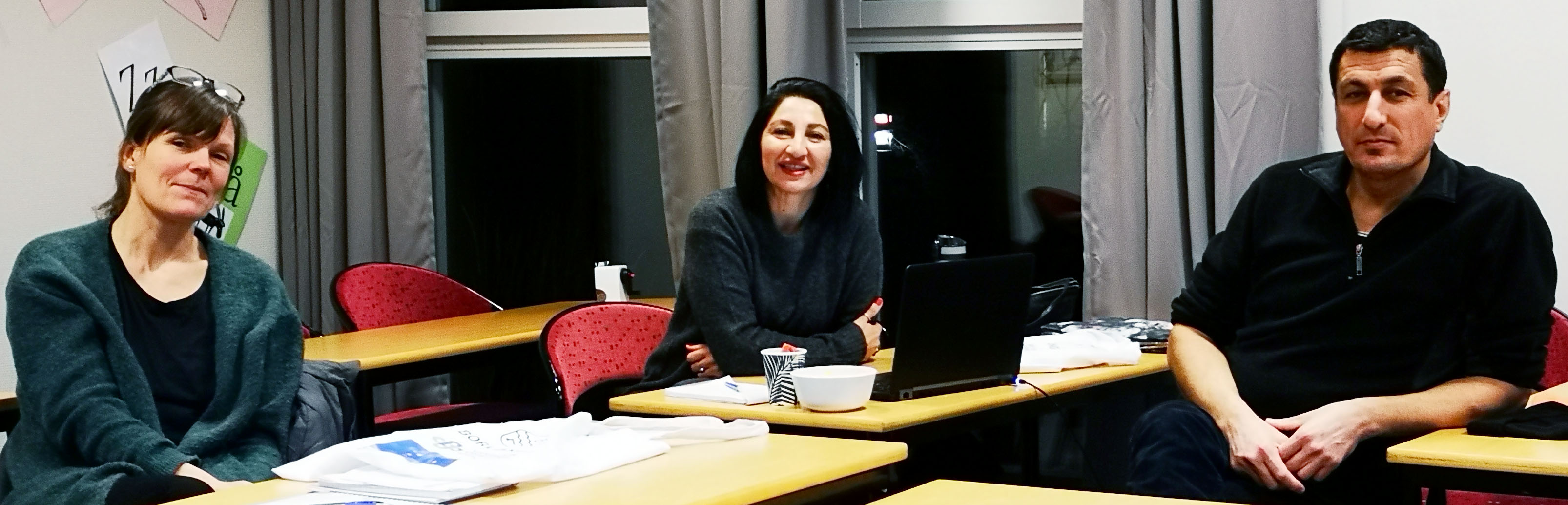 Tre deltagare på utbildningen av lokala språkombud i Borlänge kommun. 