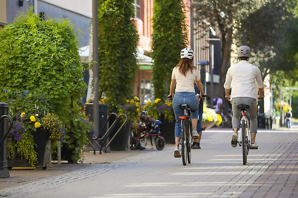 Två personer cyklar i Borlänge centrum 
