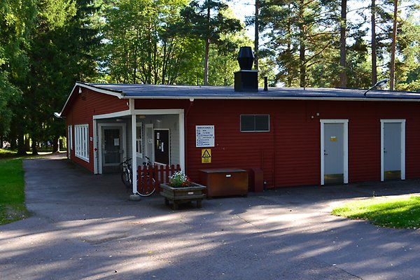 Servicehus på Mellsta camping.