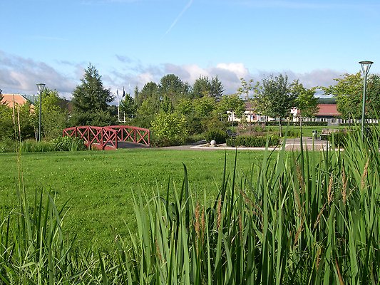 Börje Anderssons park, grässlätt och bro