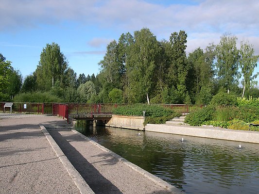 Vattenparken bro över damm