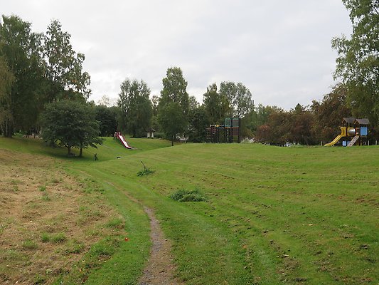 Bergebyravins lekplats, grässlätt och rutschkana